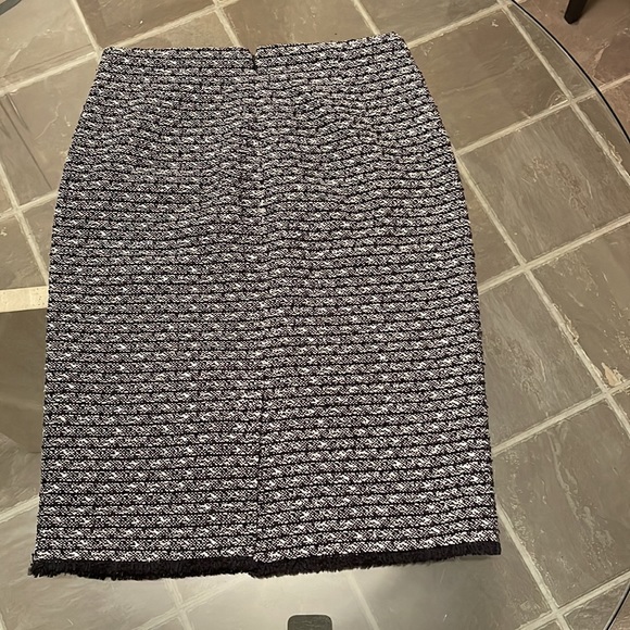 J. Crew, 6, “new classic” tweed pencil with fringe hem, fully lined, EUC. - Picture 3 of 9